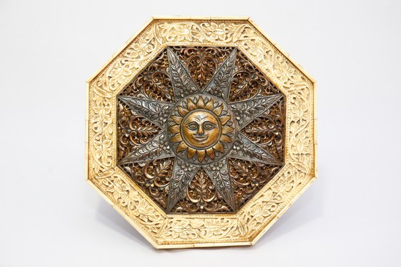 Quadro de formato oitavado, com suporte em madeira, revestido em placas de osso de camelo