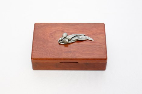 Porta-cartões em madeira (Eucalyptus marginata) de tom médio, denominada 'JARRAH'