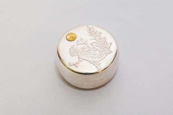 Pote pequeno em metal prateado polido