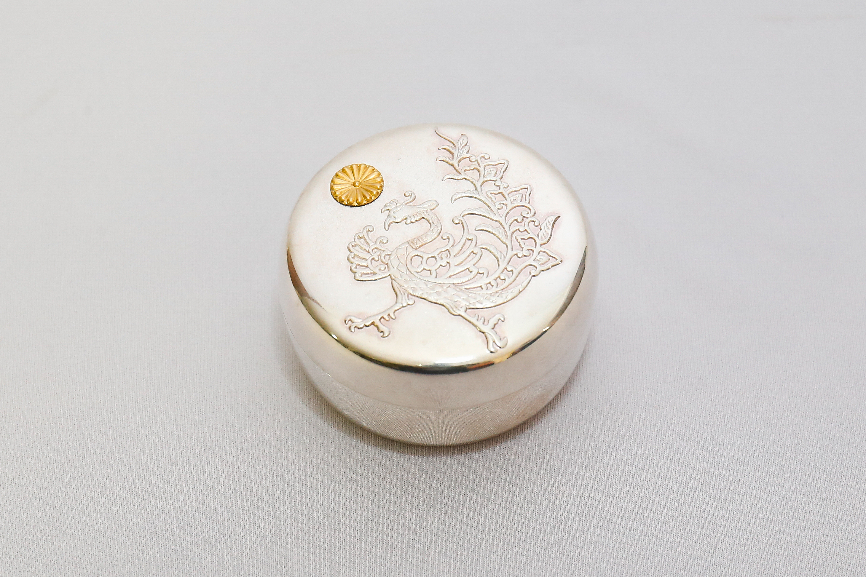 Pote pequeno em metal prateado polido