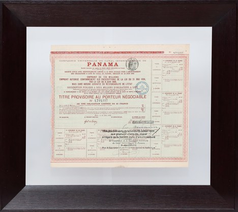 Quadro com moldura em madeira escura e tampo e fundo em vidro