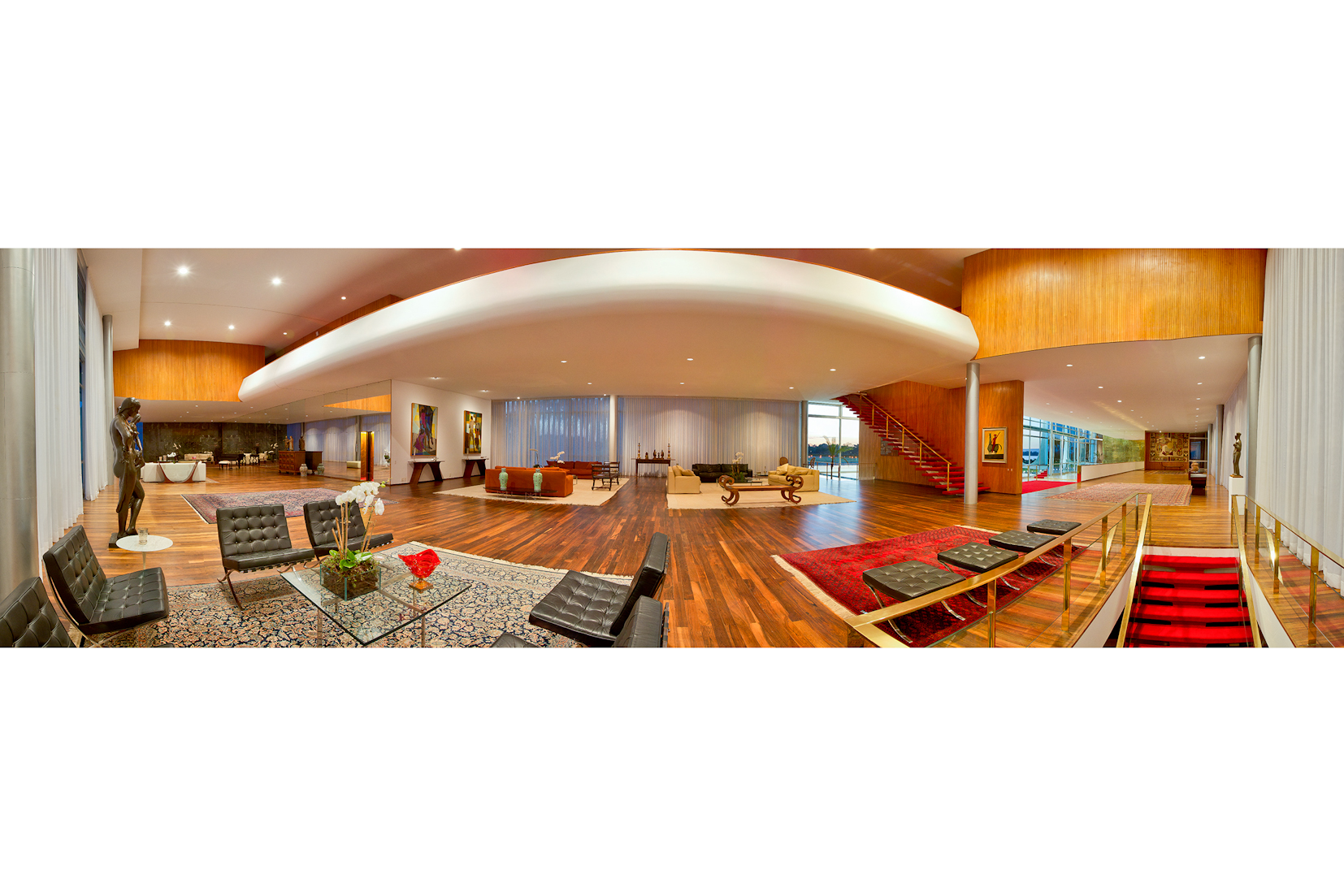 O salão nobre é composto por quatro ambientes. Em primeiro plano, destacam-se duas esculturas de Victor Brecheret intituladas "Morena" e "Saindo do banho". À direita, encontra-se espaço contemporâneo guarnecido com móveis de Mies van der Rohe. Ao fundo, dois ambientes com mescla de móveis antigos e contemporâneos, brasileiros e estrangeiros. Entre estes, dois tocheiros em madeira dourada e duas peças sacras - "Sagrada Família" e "Santana Maestra" - estão expostas em mesa do século XVIII. Na parede à direita, quadro de Aldemir Martins, intitulado "Vaqueiro" e à esquerda, sobressaem duas obras de Cândido Portinari: "Jangadas do Nordeste" e "Os Seringueiros".