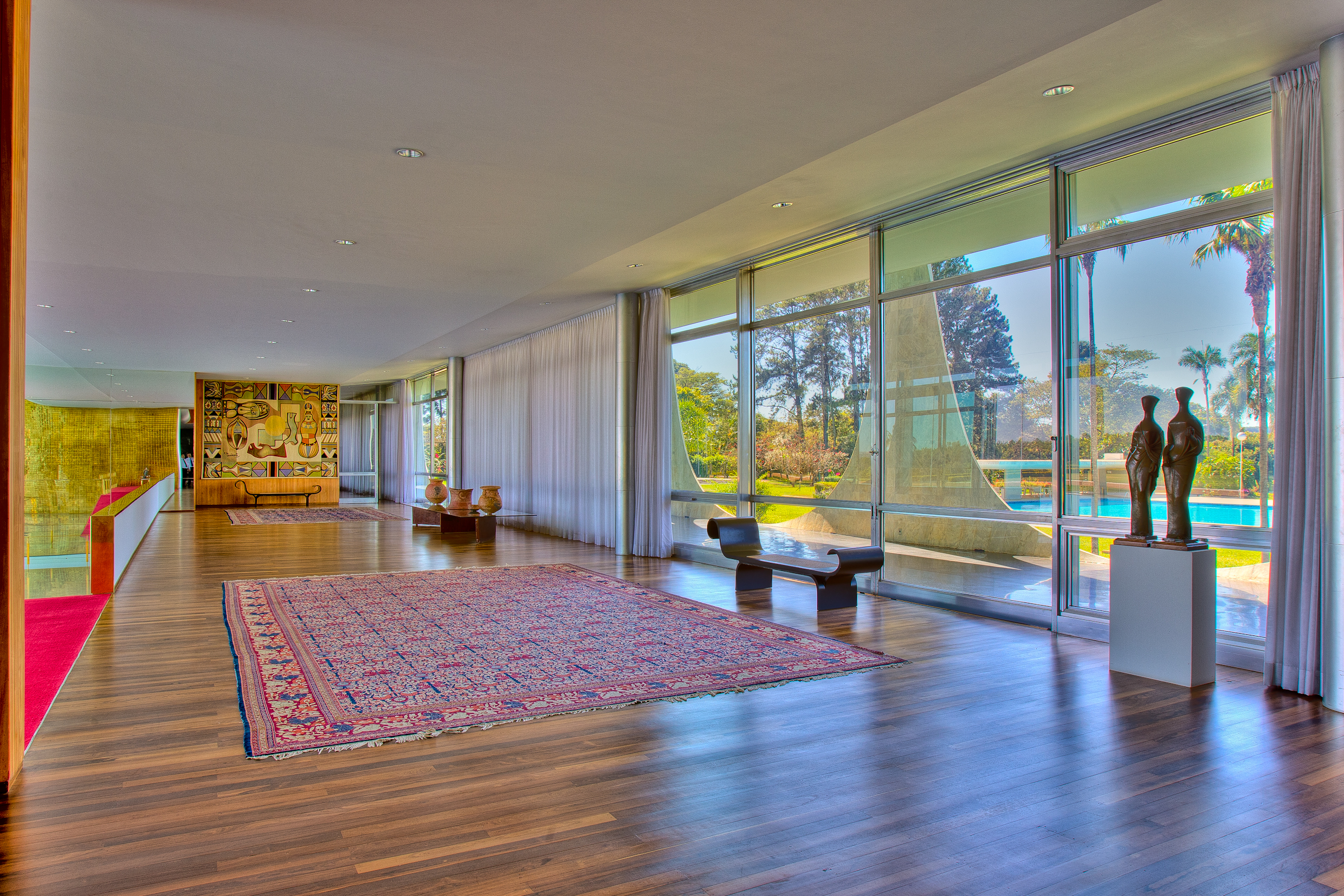 Mezanino do Palácio da Alvorada. Ao fundo, tapeçaria Múmias, do Di Cavalcanti. Urnas mortuárias Marajoara. Marquesas, de Oscar Niemeyer. Duas estatuetas "Outono" e "Inverno", de Alfredo Ceschiatti
