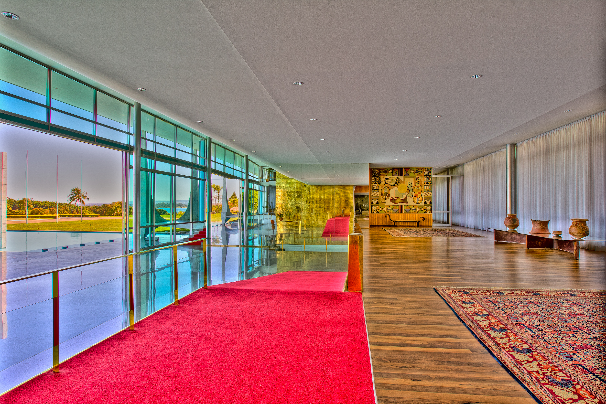 Mezanino do Palácio da Alvorada. Ao fundo, tapeçaria Múmias, do Di Cavalcanti. Urnas mortuárias Marajoara. Marquesas, de Oscar Niemeyer. Duas estatuetas "Outono" e "Inverno", de Alfredo Ceschiatti
