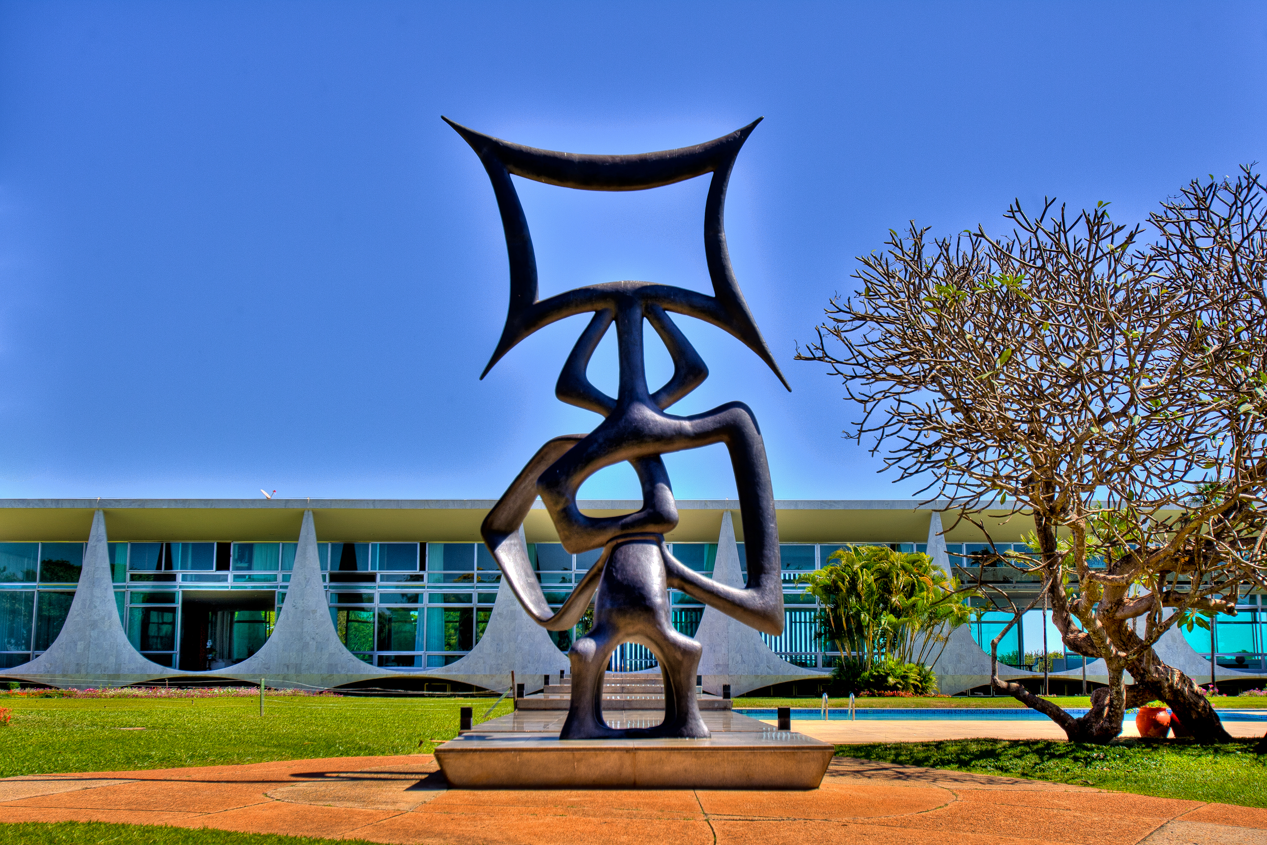 Vista posterior do Palácio da Alvorada, com escultura "Ritos e Ritmos", de Maria Martins
