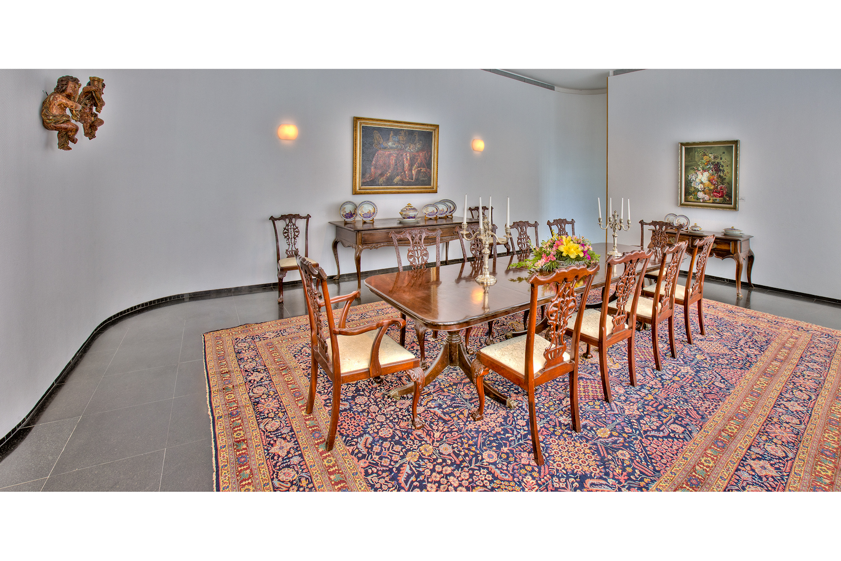 A sala de almoço, intervenção de 1992 autorizada por Oscar Niemeyer, é mobiliada com mesa e doze cadeiras inglesas da escola Chippendale e duas outras mesas brasileiras. Destacam-se tela ""Vaso sobre tapete"", de autoria de Comelis de Heem, e o quadro ""Flores"", assinado por Jan van Huysum, artistas da escola flamenga do século XVII. Além dessas peças, a sala é também decorada com dois anjinhos do barroco mineiro e um conjunto de louça da Companhia das Índias (século XVII).



