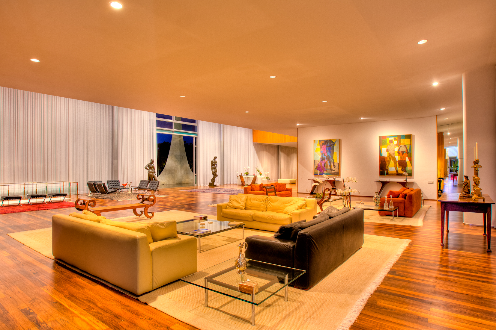 O salão nobre é composto por quatro ambientes. Em primeiro plano, destacam-se duas esculturas de Victor Brecheret intituladas ""Morena"" e ""Saindo do banho"". À direita, encontra-se espaço contemporâneo guarnecido com móveis de Mies van der Rohe. Ao fundo, dois ambientes com mescla de móveis antigos e contemporâneos, brasileiros e estrangeiros. Entre estes, dois tocheiros em madeira dourada e duas peças sacras - ""Sagrada Família"" e ""Santana Maestra"" - estão expostas em mesa do século XVIII. Na parede à direita, quadro de Aldemir Martins, intitulado ""Vaqueiro"" e à esquerda, sobressaem duas obras de Cândido Portinari: ""Jangadas do Nordeste"" e ""Os Seringueiros"".

