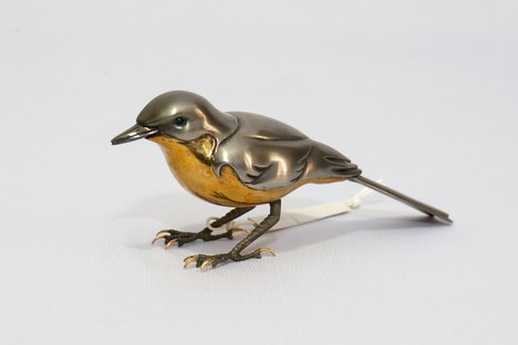 Escultura confeccionada em metal, representando o pássaro 'YELLOW WAGTAIL' 
