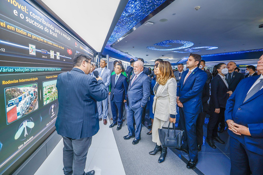 Presidente da República, Luiz Inácio Lula da Silva, durante visita ao Centro de Pesquisa e Desenvolvimento da Huawei, em Xangai (China)