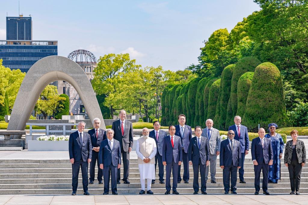 Visita dos chefes de delegação e cônjuges dos países convidados e das organizações internacionais ao Parque Memorial da Paz