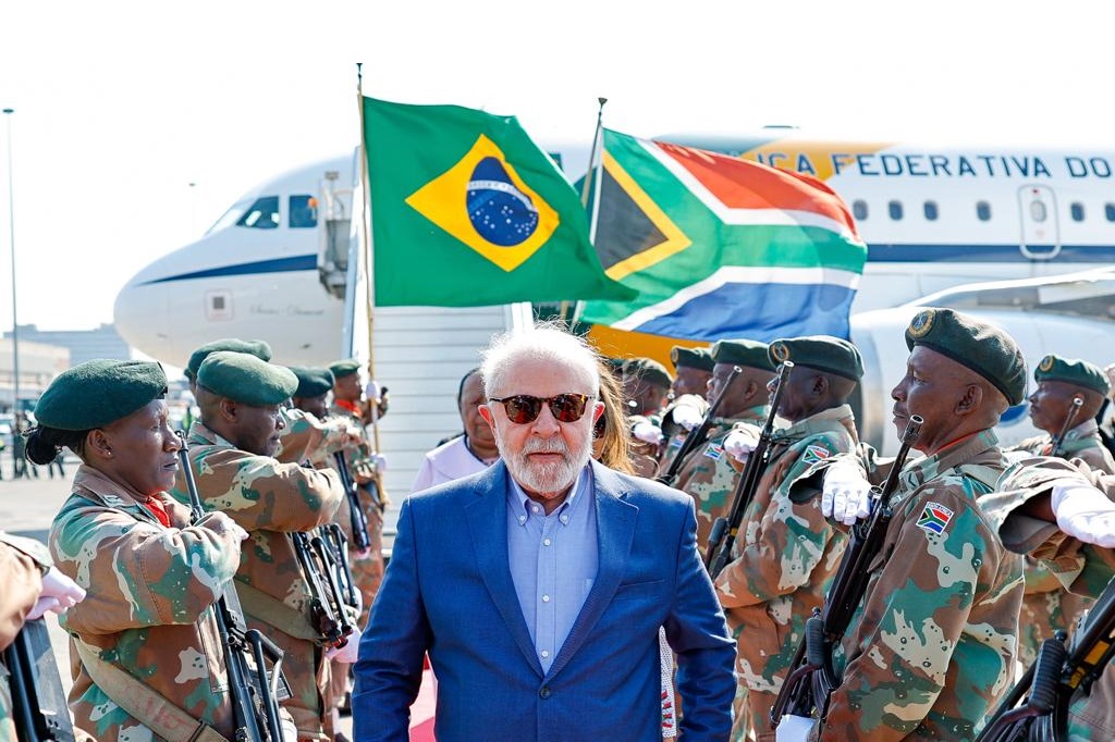 Presidente Lula desembarca para a XV Cúpula do BRICS