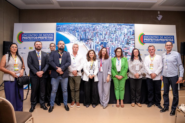 Participantes do encontro com prefeitos para apresentação do novo acordo