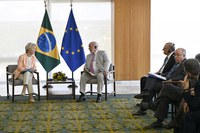Lula e presidenta da Comissão Europeia falam sobre meio ambiente e acordo comercial em Brasília