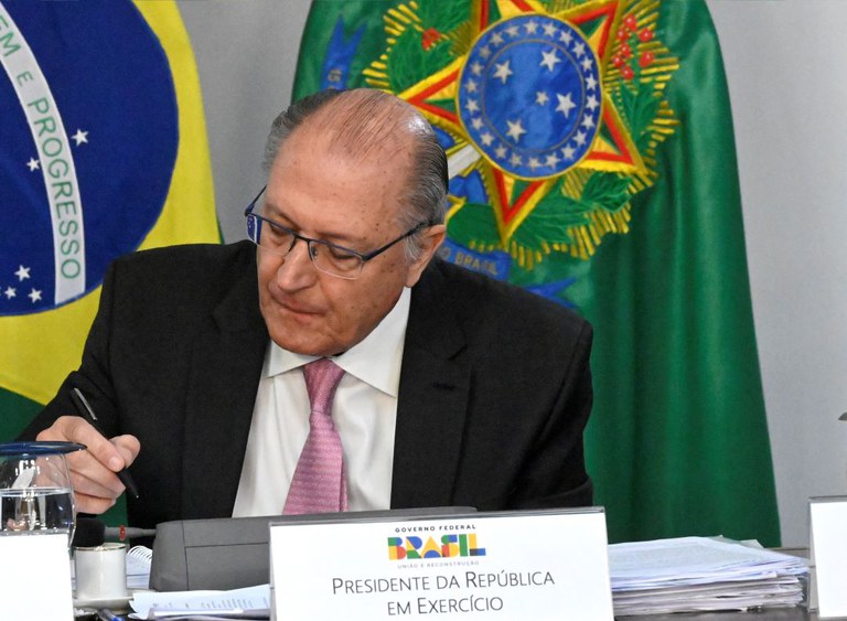 Presidente em exercício Alckmin assina atos normativos