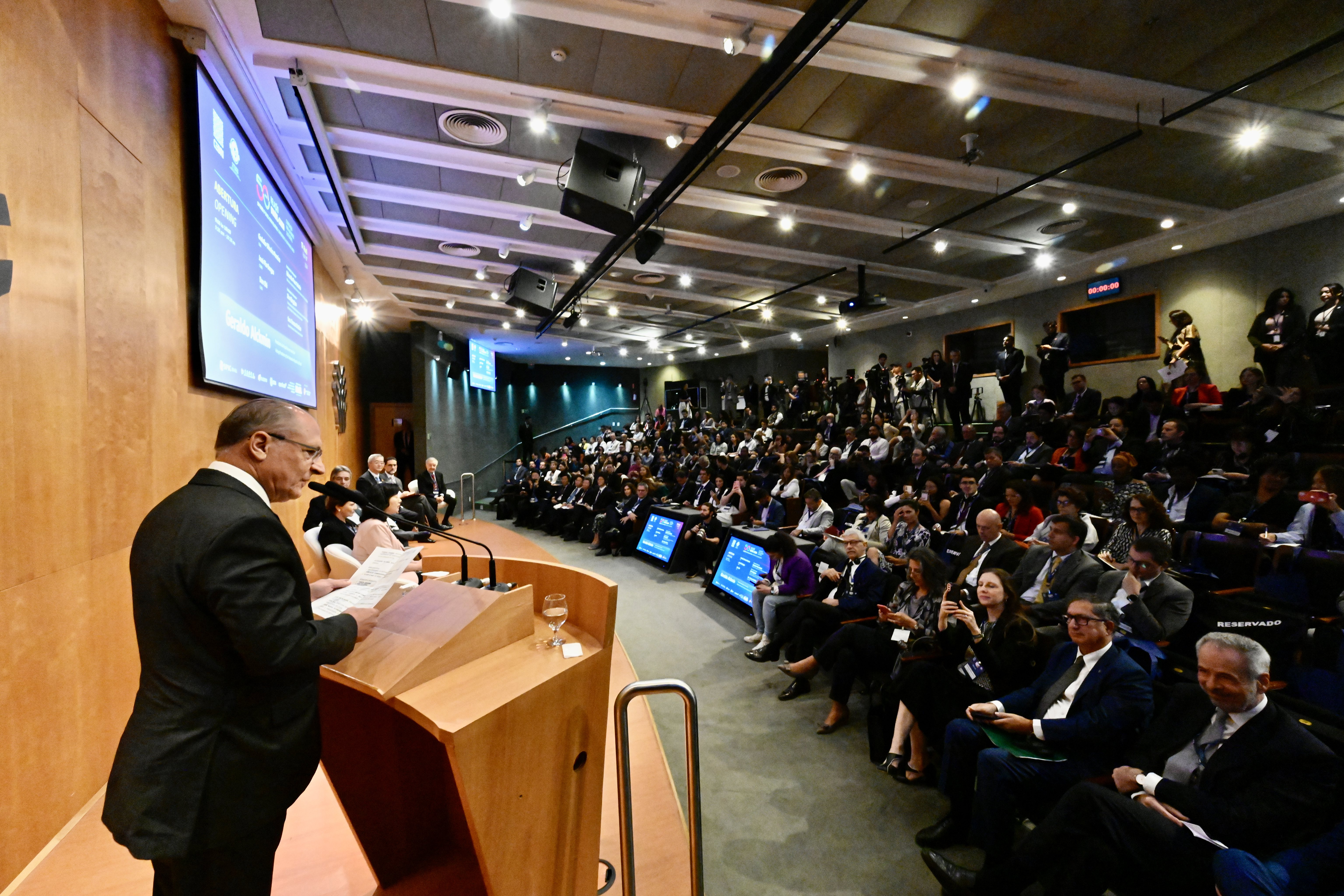 Presidente em exercício exalta investimentos e parcerias com a nação asiática durante conferência internacional que celebra os 50 anos das relações entre os países