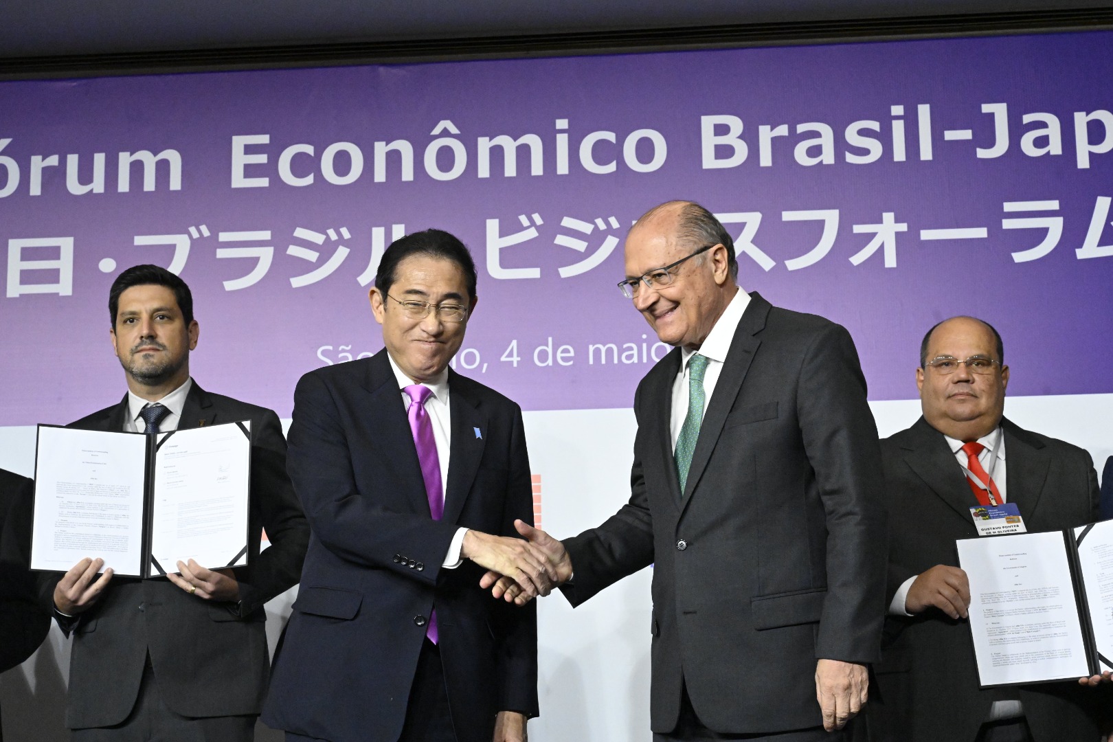 Vice-presidente do Brasil participa com primeiro-ministro japonês do Fórum Empresarial Brasil-Japão. O evento sela cerca de 30 acordos de cooperação entre instituições públicas e privadas dos dois países