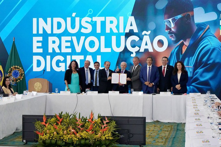 Chips_nuvens_robôs_Brasil_avança_na_transformação_digital_da_indústria