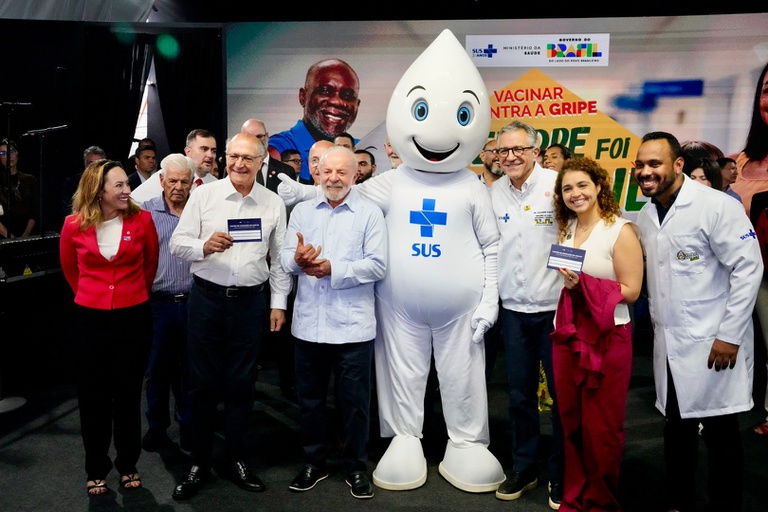 Com o presidente Lula, vice visita unidade que iniciará produção de insumo farmacêutico inédito na América Latina