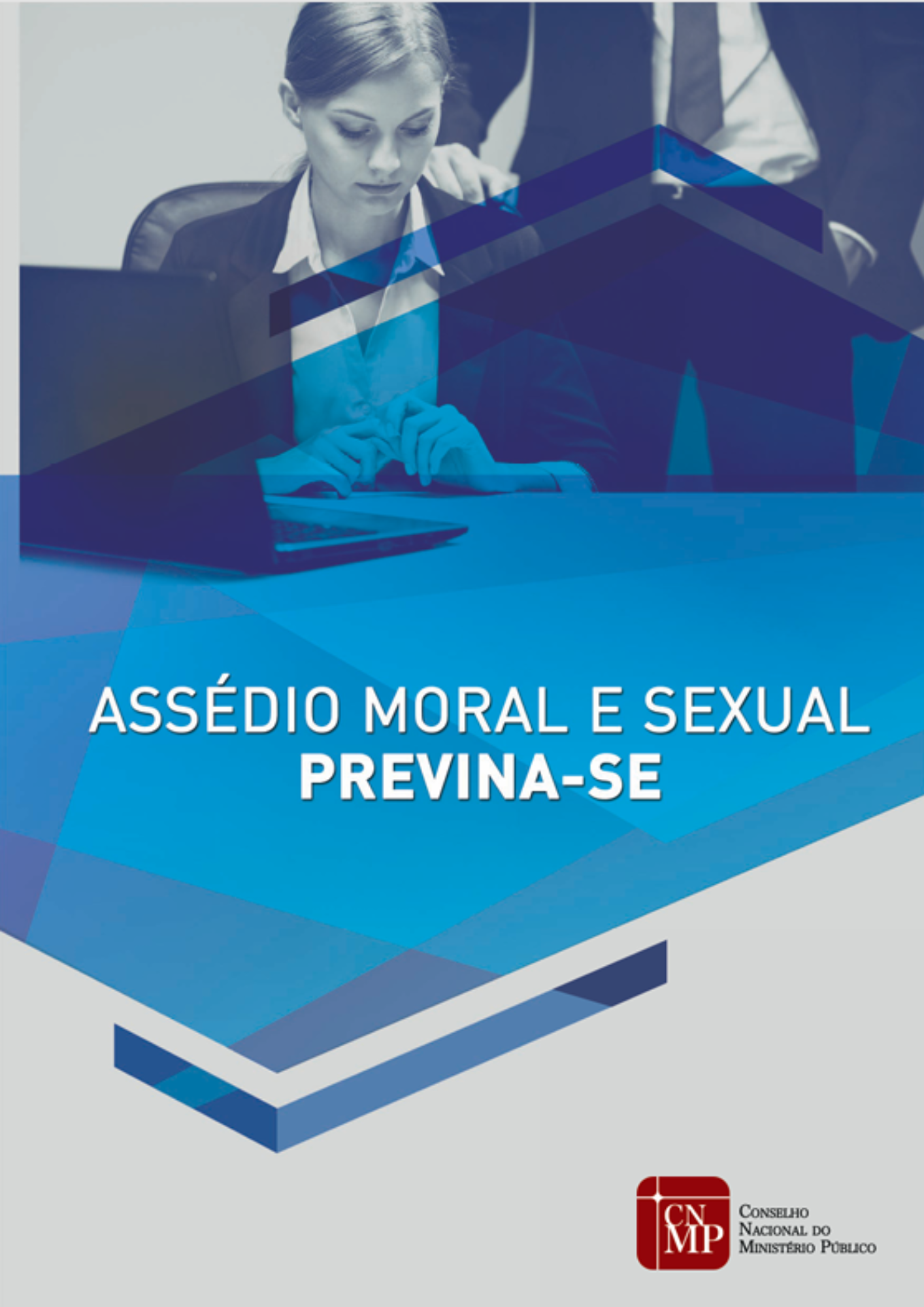 Capa de documento Assédio Moral e Sexual Previna-se em cinza e azul com mulher em traje formal sentada e homem com mão em seu ombro