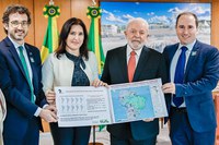 Ministra Simone Tebet entrega ao presidente Lula relatório do Subcomitê de Integração e Desenvolvimento Sul-Americano