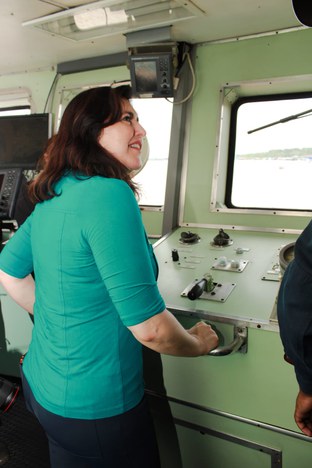 Ministra Simone Tebet a bordo do navio- patrulha fluvial Rondônia