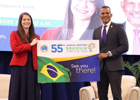 Secretária Adjunta de Assuntos Internacionais e Desenvolvimento e o presidente do Banco de Desenvolvimento do Caribe, Daniel Best