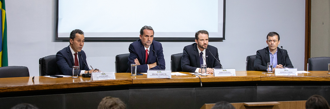 Ministros em mesa durante coletiva de imprensa