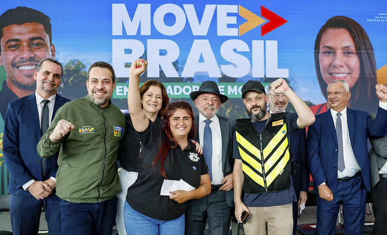 Presidente Lula, autoridades e trabalhadores fazem gesto de celebração em cerimônia