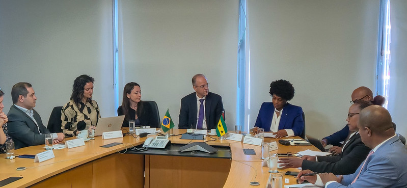 Diversas pessoas em mesa de reunião