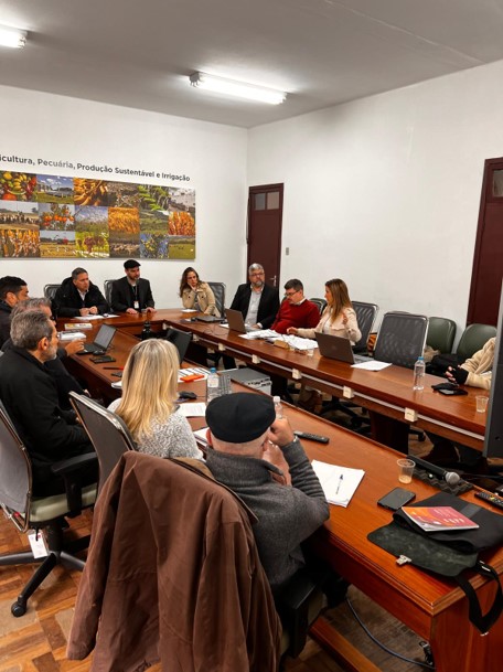 Pessoas em volta da mesa de reunião