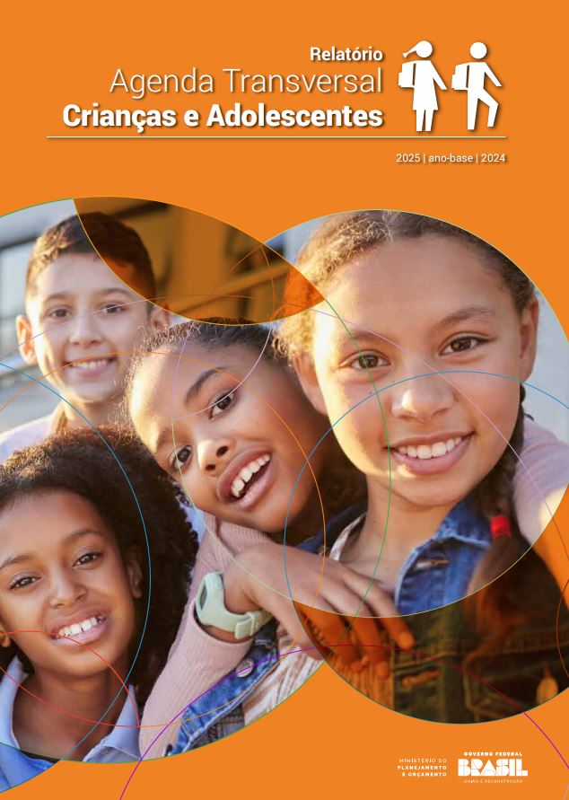 CAPa do Relatório Crianças e Adolescentes em fundo laranja com crianças de etnias variadas abraçadas