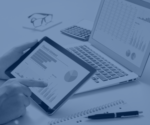Imagem de um computador e um tablet com gráficos