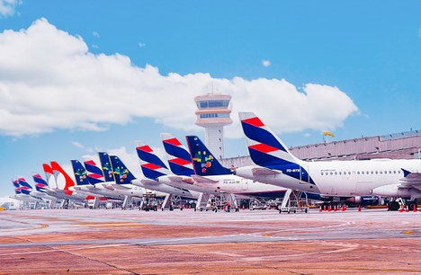 Aeroportos de Florianópolis e Vitória implantam sistema de energia renovável para aeronaves em solo