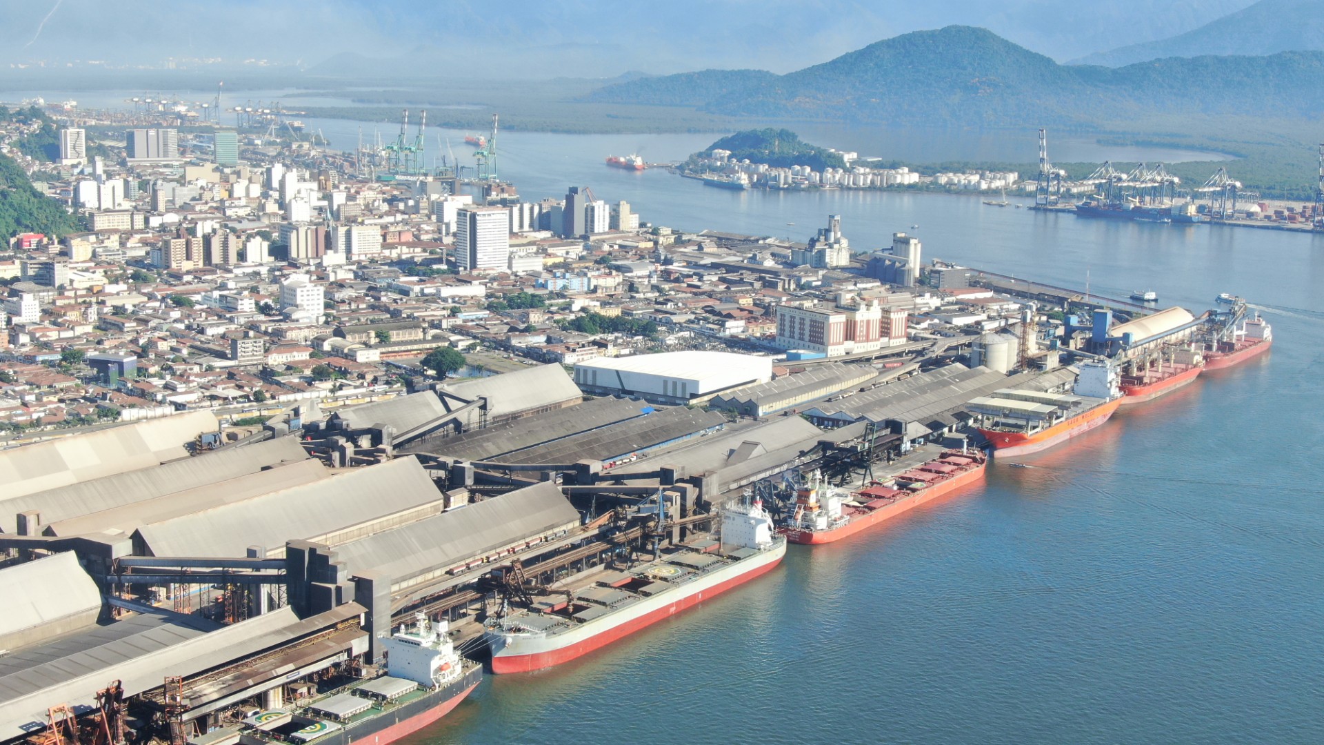 Porto de Santos conclui dragagem de berços de atracação entre armazéns