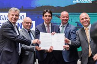 Ministro Silvio Costa Filho assina abertura de tomada de subsídios para concessão da hidrovia da Lagoa Mirim