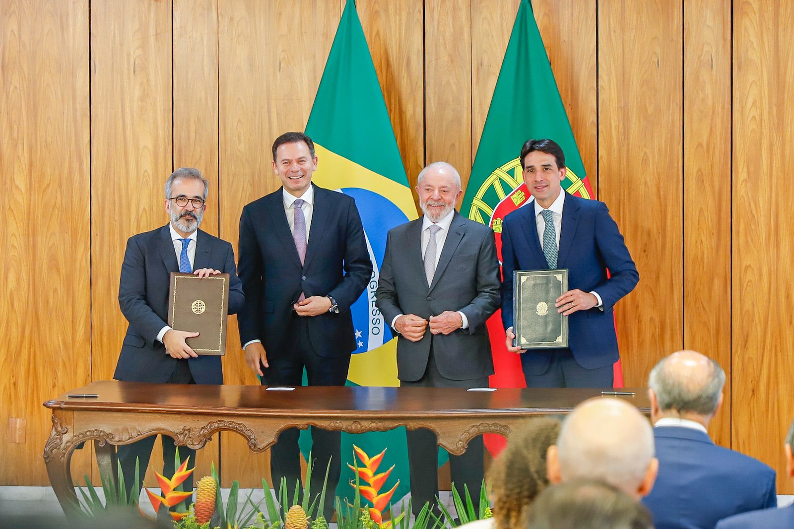 Ministro Silvio Costa Filho assina memorando de entendimento com governo português para desenvolvimento de portos nos dois países