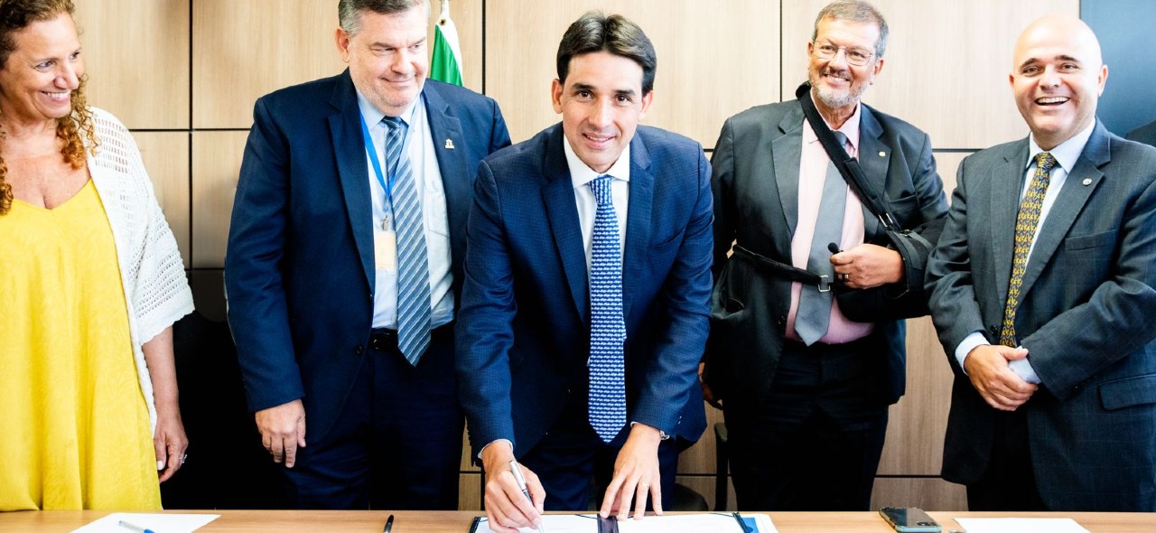 Cerimônia contou com representantes de trabalhadores, empresas e setor público