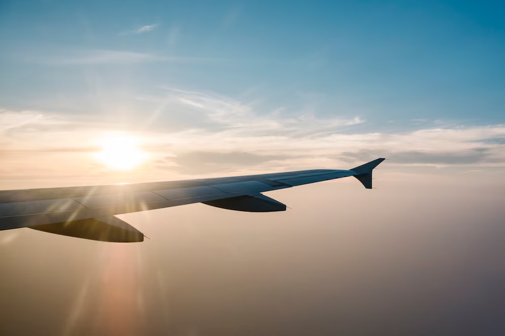 Asa de avião ao sol