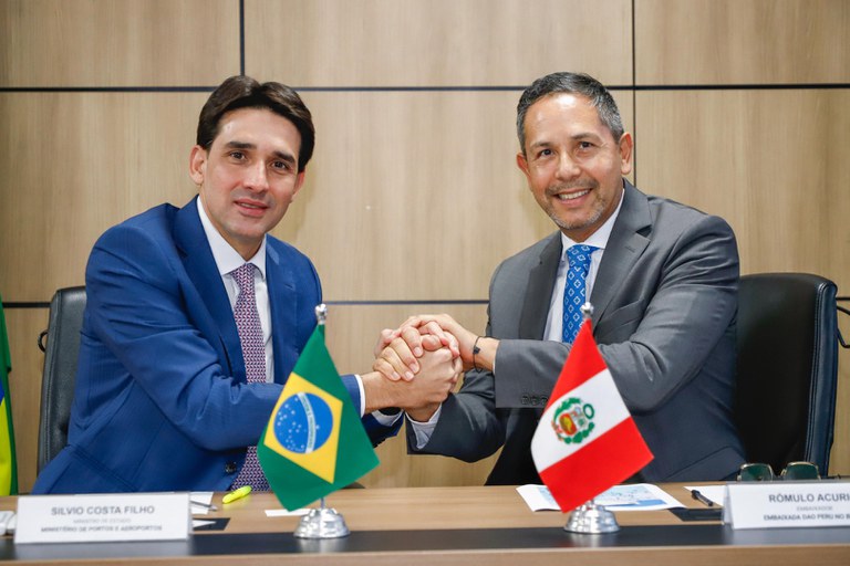 Silvio Costa Filho e embaixador do Peru dialogam sobre integração da região