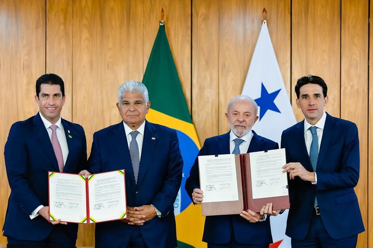 O documento prevê iniciativas conjuntas, como o intercâmbio de informações sobre portos e transporte marítimo, o desenvolvimento de novas rotas para as exportações brasileiras via Canal do Panamá e estudos sobre descarbonização e seus impactos econômicos - Foto: Ricardo Stuckert/PR