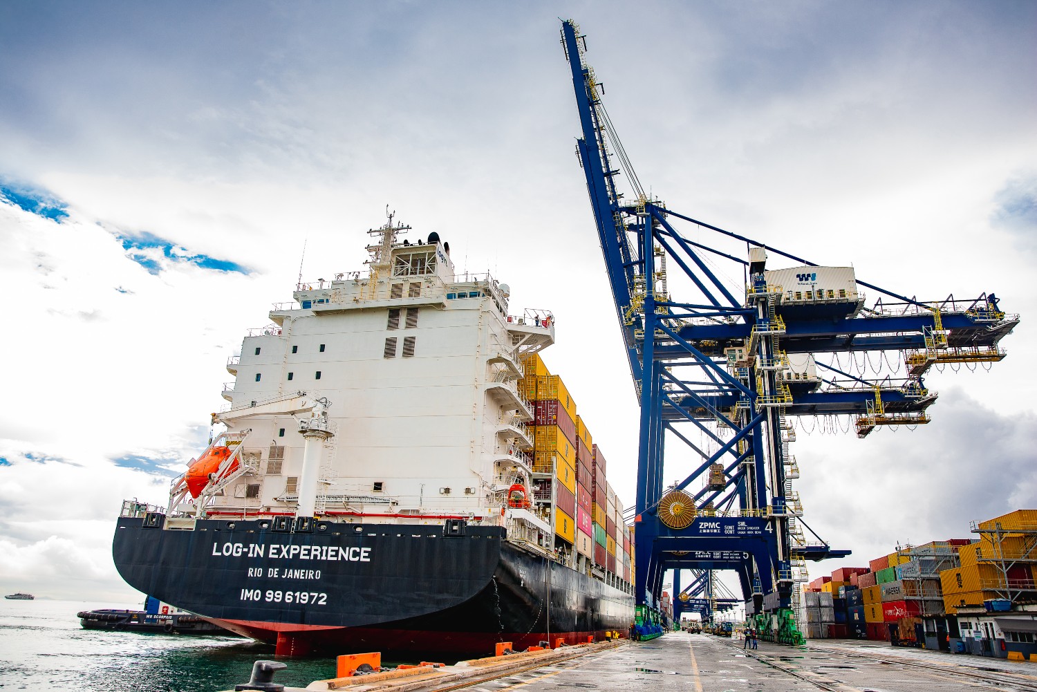 https://www.gov.br/portos-e-aeroportos/pt-br/assuntos/noticias/2025/08/cargas-de-minerio-petroleo-e-soja-fortalecem-economia-do-nordeste-no-1o-semestre/tecon-salvador-vr.jpg