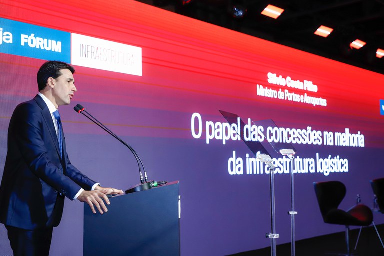Defendendo a agenda de concessões do MPor, o ministro lembrou que nesses quatro anos do governo Lula, serão mais de 60 leilões para a modernização dos portos brasileiros e da infraestrutura portuária.