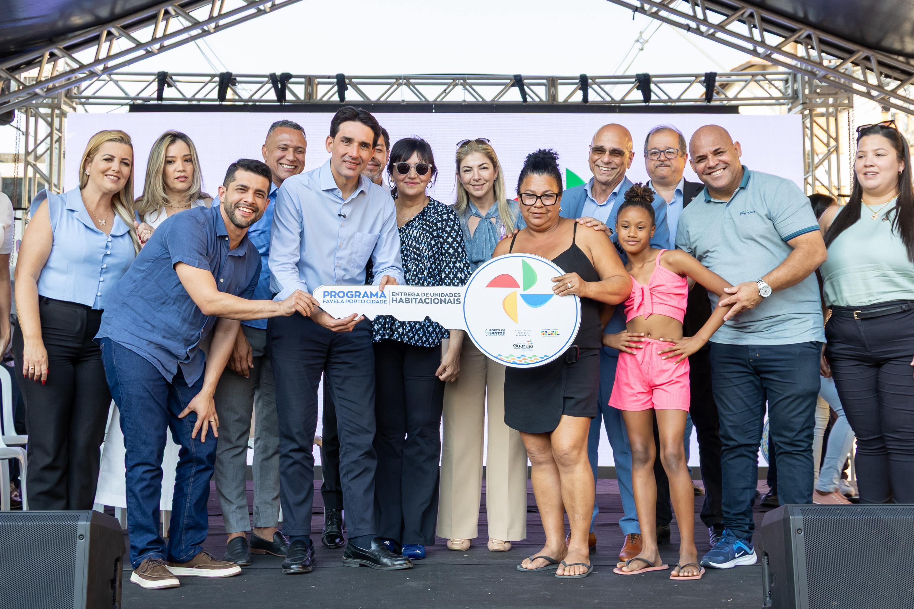 Famílias que viviam em casas de palafitas recebem novas moradias em Guarujá (SP)