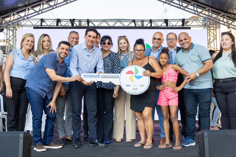 Famílias que viviam em casas de palafitas recebem novas moradias em Guarujá (SP)