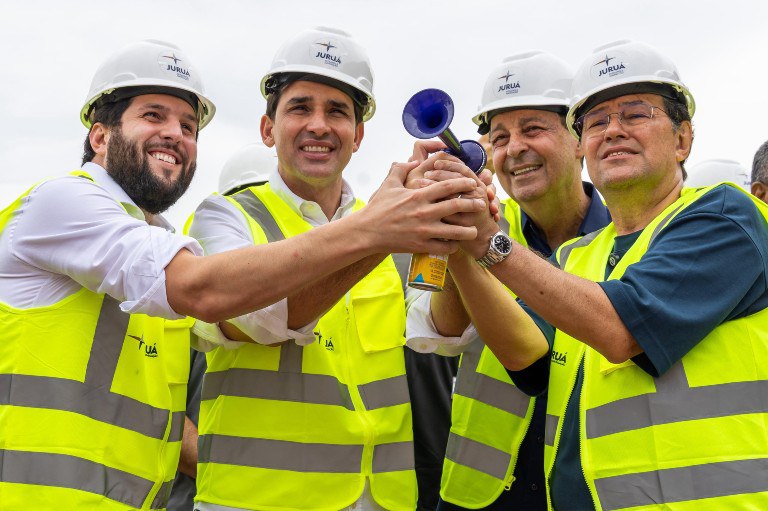 Cada comboio reúne 16 barcaças e cada uma dessas embarcações transporta 50 mil toneladas de minério