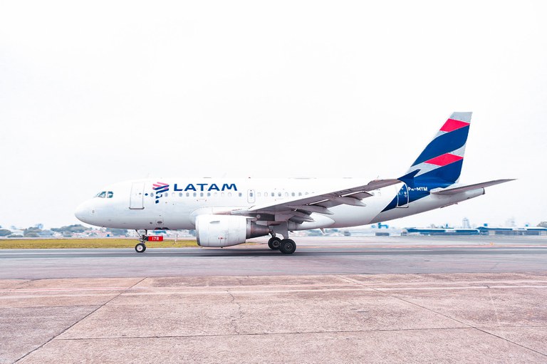 Ministério de Portos e Aeroportos comemora comprar de 74 novas aeronaves da Embraer pela Latam