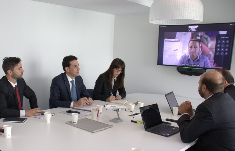 Ministro Silvio Costa Filho discute ampliação de voos da Air France para o Brasil em agenda em Paris