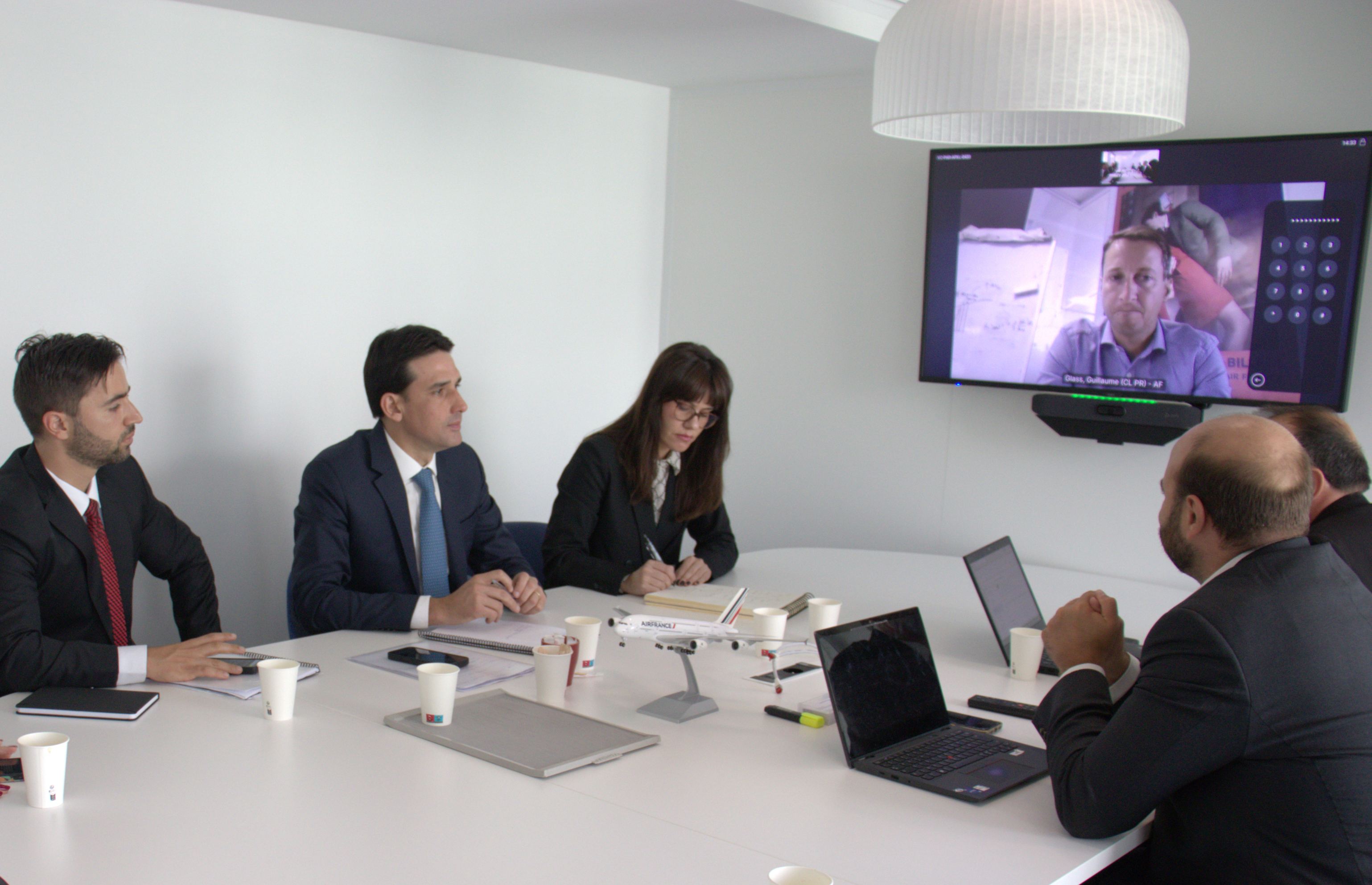 Ministro Silvio Costa Filho discute ampliação de voos da Air France para o Brasil em agenda em Paris