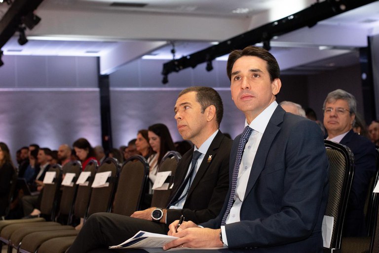 Silvio Costa Filho, defendeu nesta quarta-feira (1), no evento IX Brasil nos trilhos, o uso de recursos do Fundo da Marinha Mercante (FMM) em projetos ferroviários que operem nas poligonais dos portos brasileiros - Foto: Vosmar Rosa/Mpor