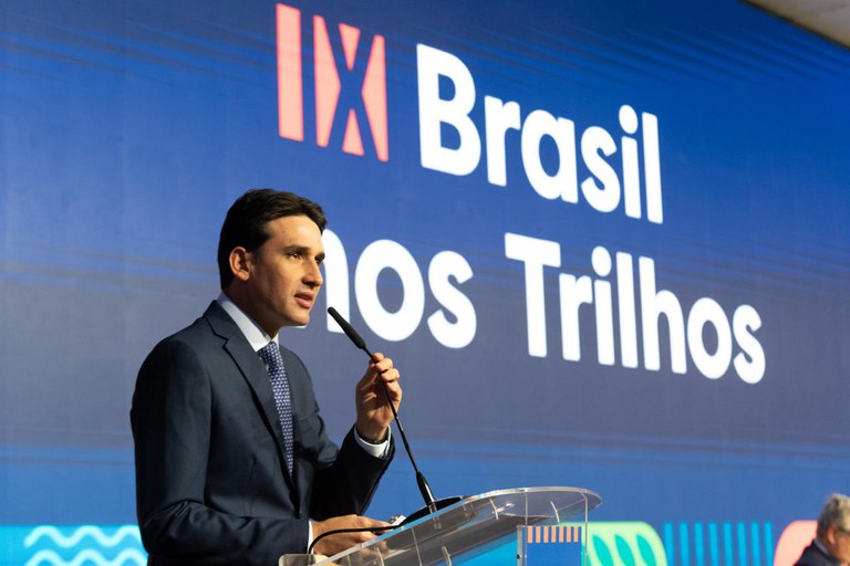 Silvio Costa Filho, defendeu nesta quarta-feira (1), no evento IX Brasil nos trilhos, o uso de recursos do Fundo da Marinha Mercante (FMM) em projetos ferroviários que operem nas poligonais dos portos brasileiros - Foto: Vosmar Rosa/Mpor